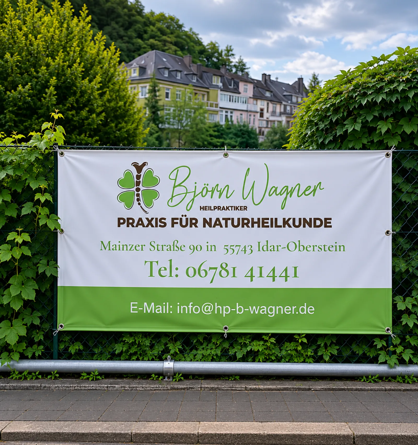 Außenansicht mit Praxisschild