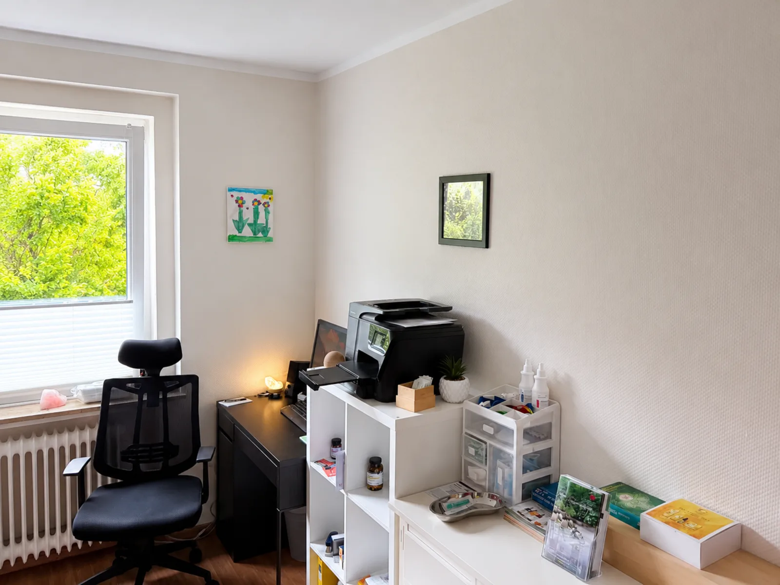 Heller Behandlungsraum am Fenster
