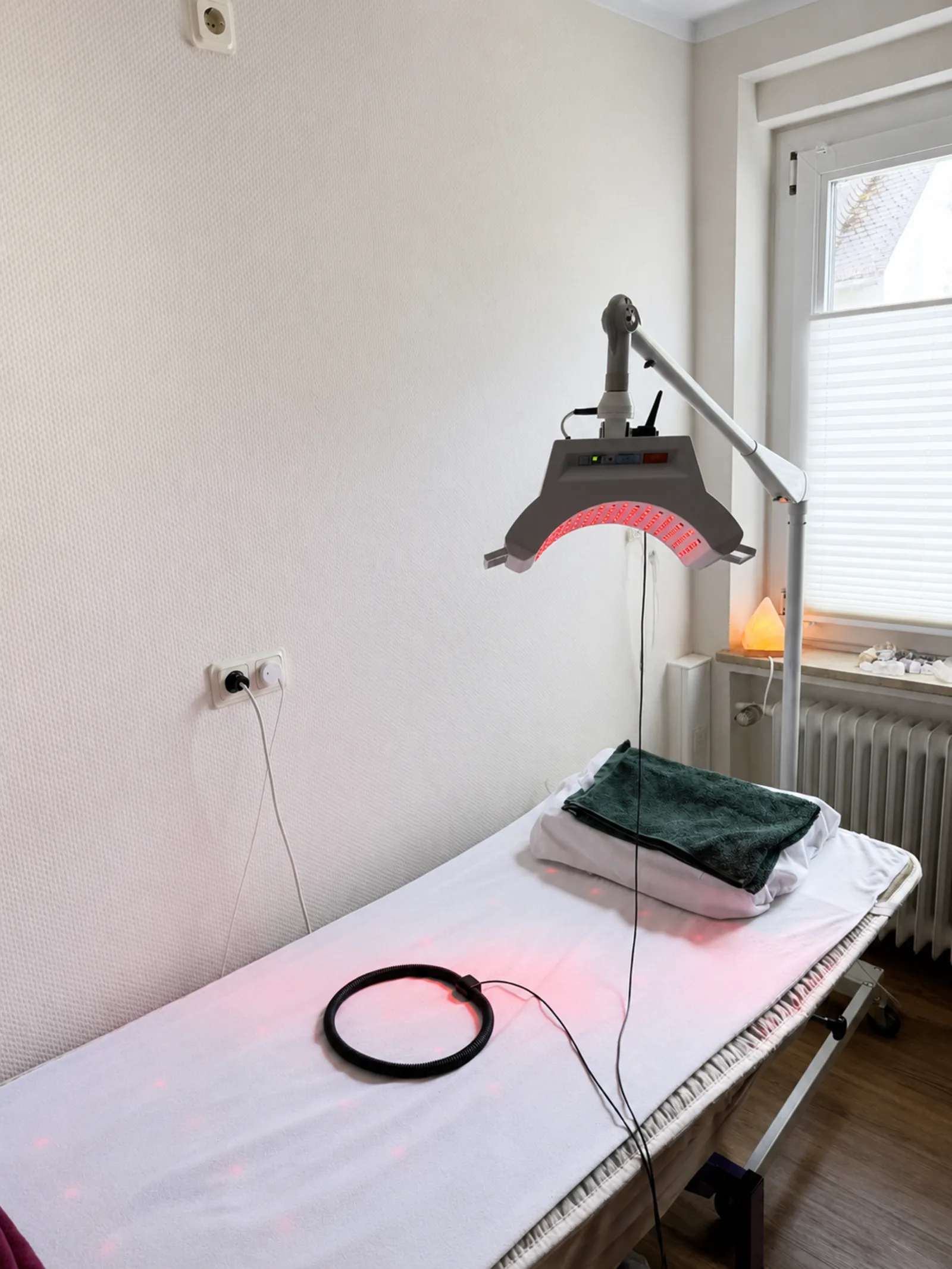 Behandlungsraum mit Infrarot-/Wärmelampe